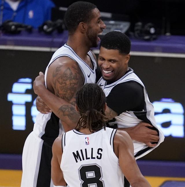 更让看台上 更让看台上